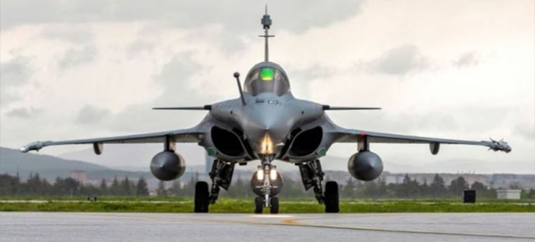 Yunanistan’ın Fransa’dan aldığı Rafale savaş uçakları teslim ediliyor