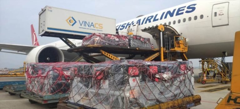 Türkiye’nin hibe ettiği sağlık malzemeleri THY ile Vietnam’a gönderildi