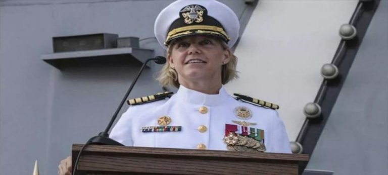 Uçak gemisine kadın kaptan