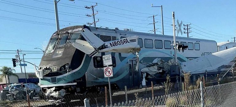 ABD’de uçağa tren çarptı