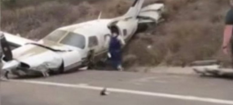 Arızalanan uçak otoyola acil indi