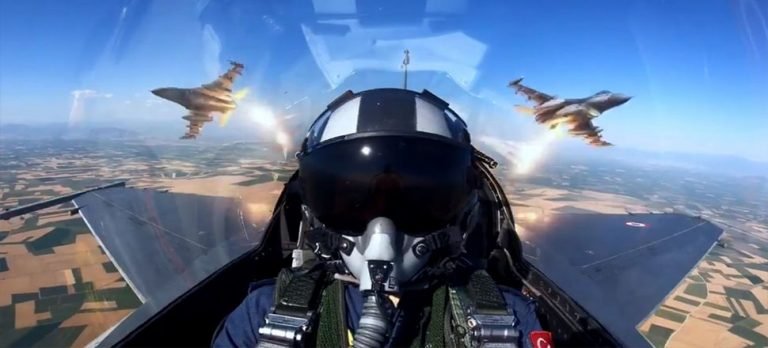 F-16 pilotlarının eğitim uçuşu nefes kesti