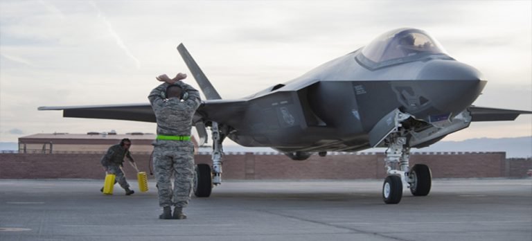 Silahlarla donatılmış F-35’ler Litvanya’ya iniş yaptı!