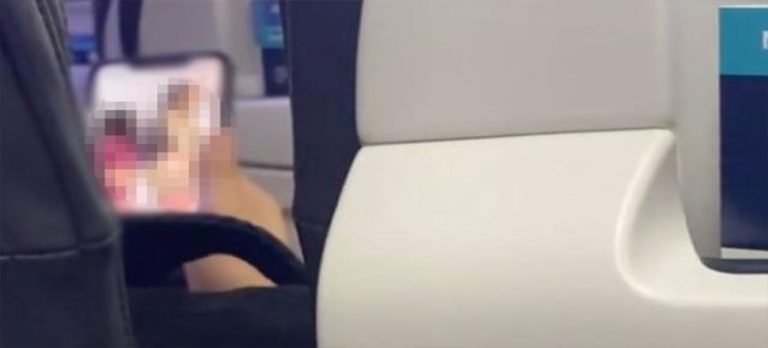Uçakta cinsel içerikli film izleyen adam, kadın yolcuya yakalandı!