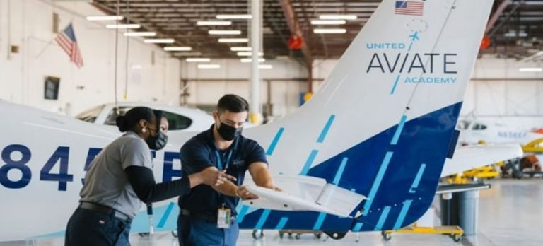 United Airlines pilot yetiştirmek için okul açtı