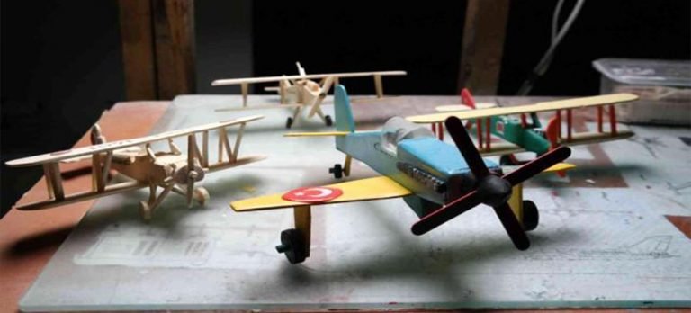 Uçaklara olan hayranlığını maketlere döktü