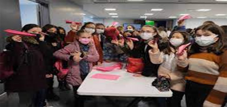 Kız öğrenciler GUHEM’de pembe kağıt uçak tasarladı