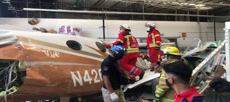 Meksika’da uçak, süpermarketin üzerine düştü: 3 ölü, 5 yaralı