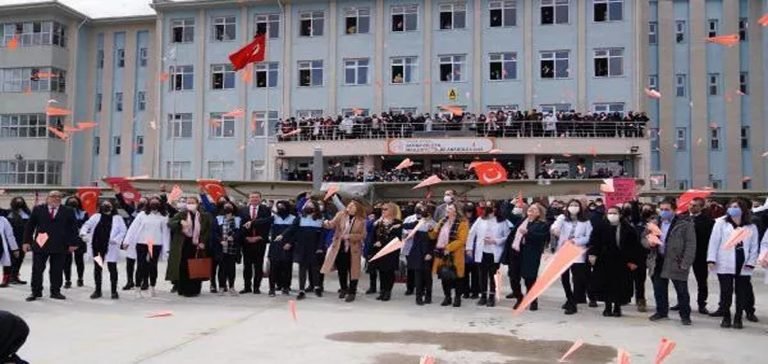 Lise bahçesinde ‘Pembe kağıttan uçak’ etkinliği