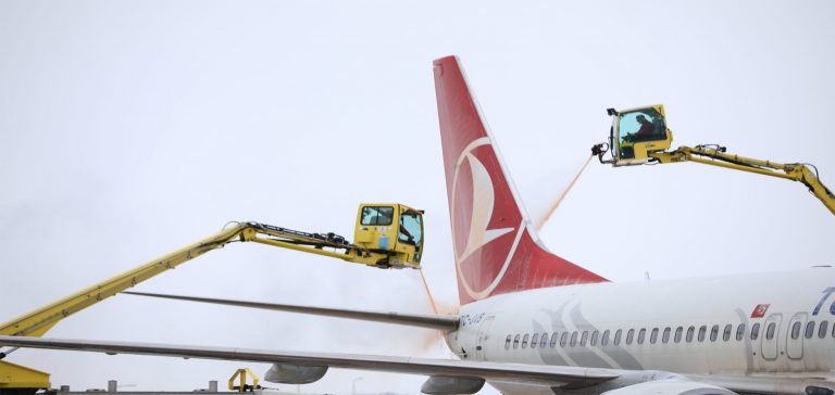 THY uçaklarına buzlanmaya karşı müdahale