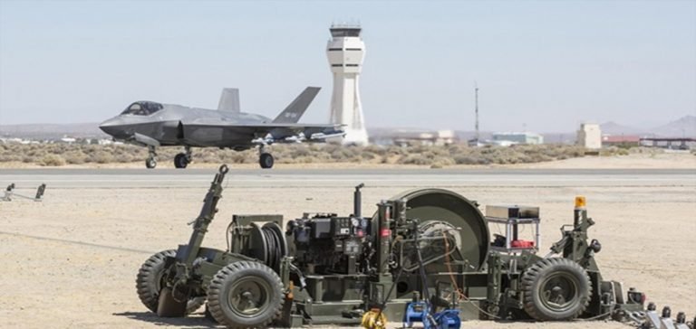 Türk jetleri uçak durdurma sistemleriyle piste güvenli iniyor!