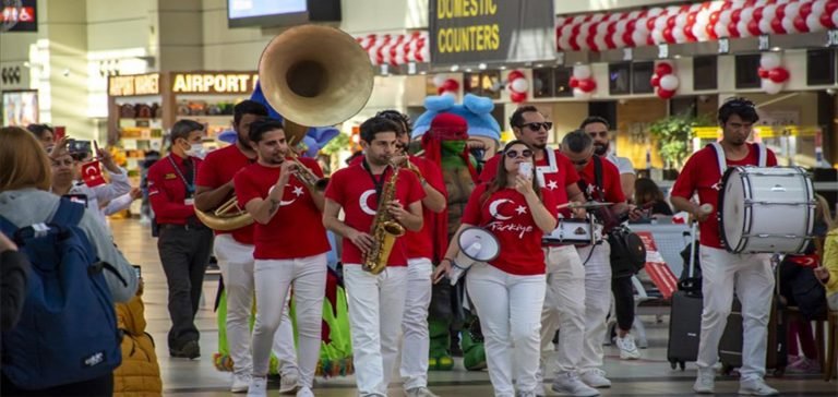 Antalya Havalimanı’nda yerli ve yabancı yolcular 23 Nisan coşkusunu yaşadı