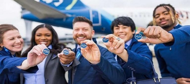 Alaska Airlines, üniformaları unisex tasarlandı. Kadın erkek ayırımını kaldırdı