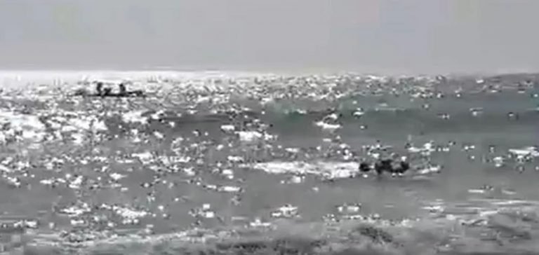 Antrenman uçuşu yapan paraşütçü, kız arkadaşıyla denize düştü