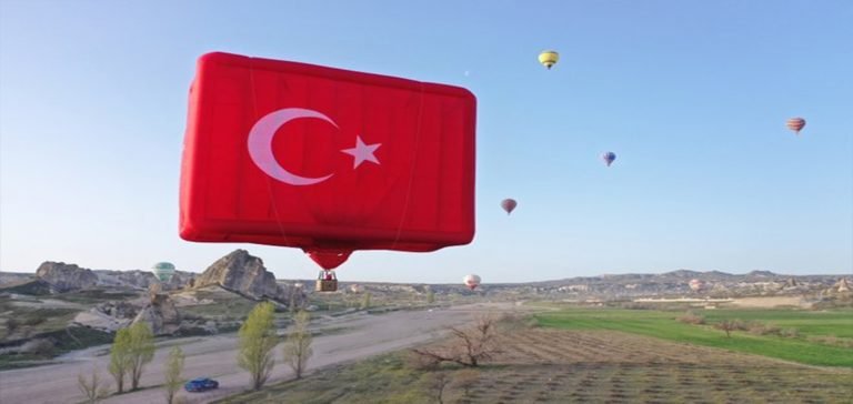 Dünyanın en büyük bayrak figürlü balonu Kapadokya’da havalandı