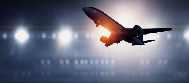 Hindistan’da Boeing 737-800 tipi bir yolcu uçağı elektrik direğine çarptı