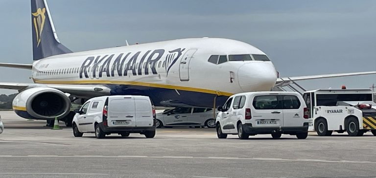 İspanya’da uçak ile otomobil çarpıştı!