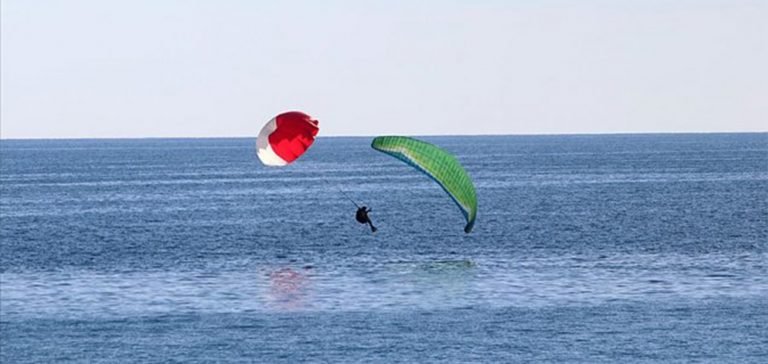 Yamaç paraşütü kapanan iki pilot 200 metreden denize indi
