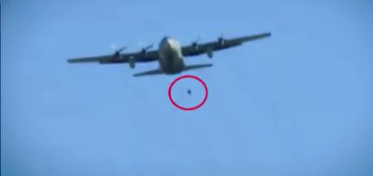 Paraşütü açılmayan Yunan subay uçakta asılı kaldı