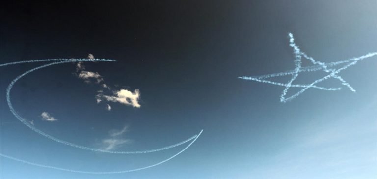 Türk Yıldızları’nın Ağrı semalarındaki ‘ay yıldızlı’ gösterisi nefes kesti