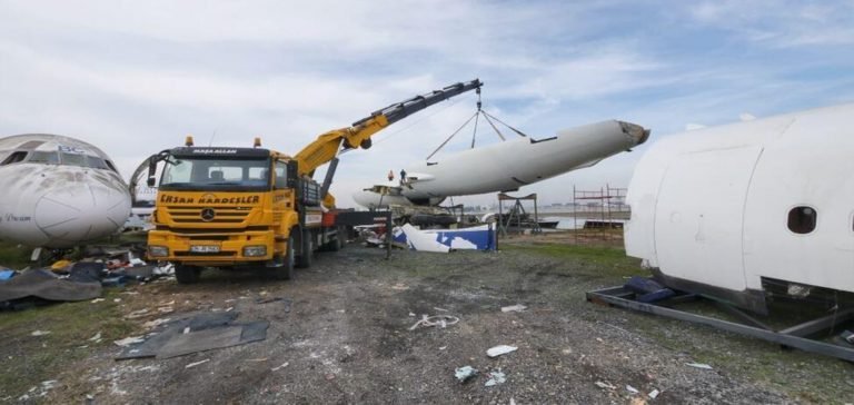 Atatürk Havalimanı’ndaki 2 hurda uçak TIR’larla taşındı