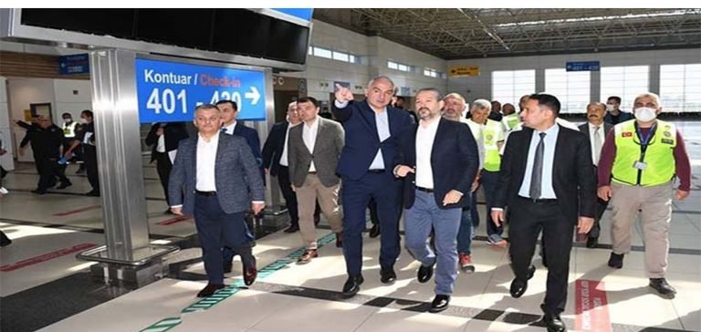 Bakan Ersoy Antalya Havaalanı’nda inceleme yaptı