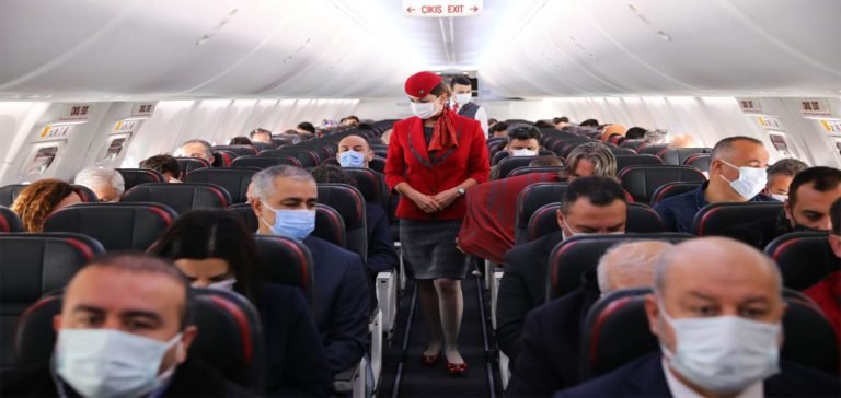Sağlık Bakanı açıkladı: Uçakta maske zorunluluğu yok