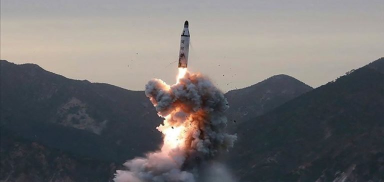 Kuzey Kore doğu kıyısı açıklarına ‘şüpheli’ bir füze fırlattı