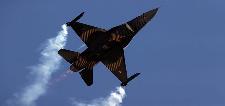 SOLOTÜRK yeni manevrasıyla F-16 sınırlarını aştı