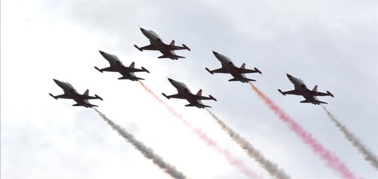 Türk Yıldızları ve SOLOTÜRK, Samsun semalarında gösteri uçuşu yaptı