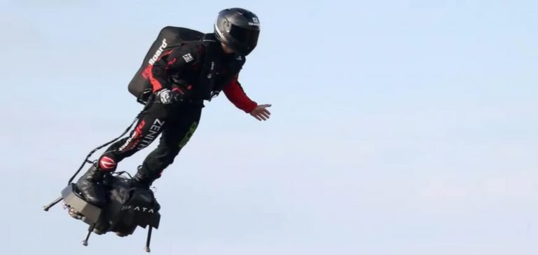 Uçan adam Zapata, 15 metre yükseklikten göle çakıldı