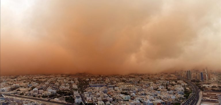 Kuveyt’te kum fırtınası sebebiyle uçuşlar askıya alındı