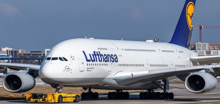 Lufthansa Yahudi yolcuları uçağa almadığı için özür diledi
