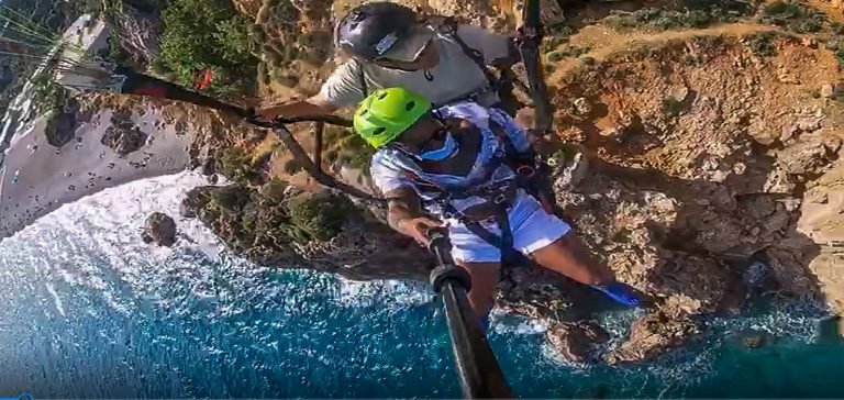 ABD’li turist, paraşütte heyecandan bayıldı: ‘Kaskı başından çıkmıştı’