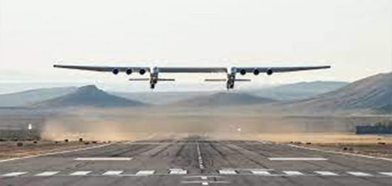 Dünyanın en büyük uçağı olan Roc beşinci uçuşunu gerçekleştirdi