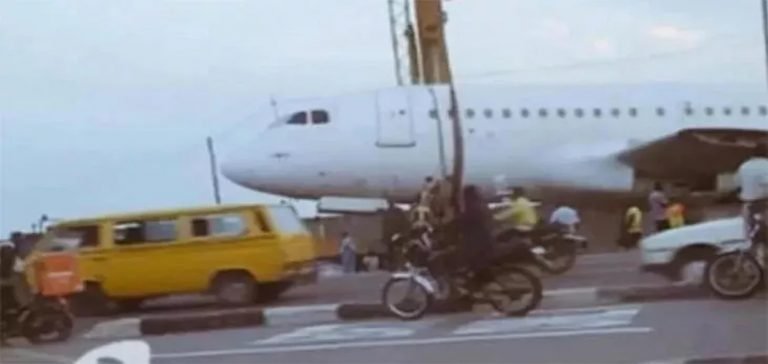 İşlek otobanda görülen uçak halkın kafasını karıştırdı