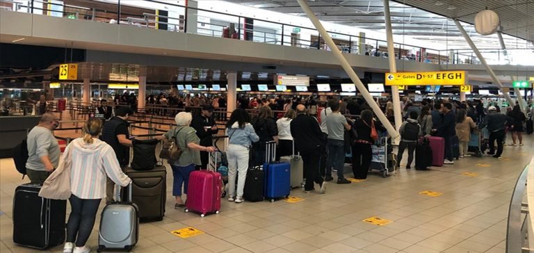 Amsterdam Schiphol Havalimanı’ndaki yoğunluğa çözüm bulunamıyor