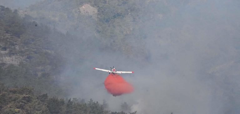 20 helikopter ve 14 uçakla Marmaris’teki yangına müdahale ediliyor