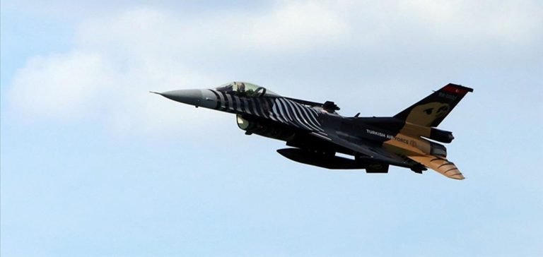 SOLOTÜRK, Yalova’da gösteri uçuşu yaptı