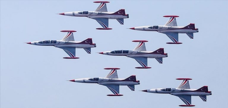Türk Yıldızları Efes-2022 Tatbikatı kapsamında gösteri uçuşu yaptı