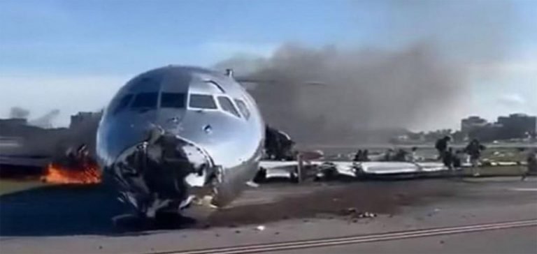 İniş yapan yolcu uçağı alev aldı