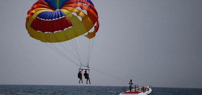Tellere takılan deniz paraşütündeki 2 turist yaralandı
