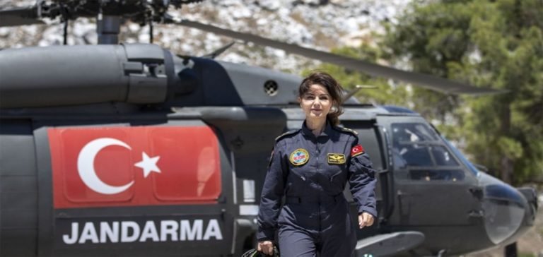 Jandarmanın kadın pilotu orman yangınında da görevinin başında