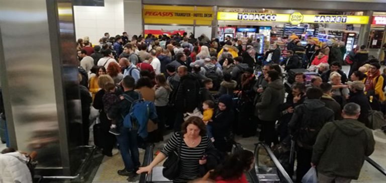 Sabiha Gökçen Havalimanı’nda pasaport kontrol sistemi çöktü