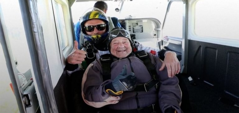 103 yaşındaki İsveçli kadın, paraşütle atlayarak rekor kırdı