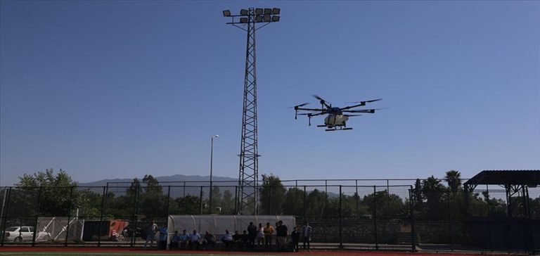 Hatay’da öğrenciler tarım arazileri için ilaçlama dronu yaptı