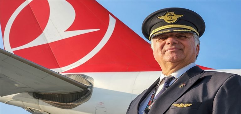 THY pilotu Ceyhan Yılmazcan, 48 yıllık meslek hayatının son uçuşunu gerçekleştirdi