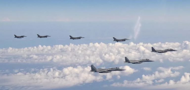 ABD ve Japonya meydan okudu: 50 savaş uçağı aynı anda havalandı!