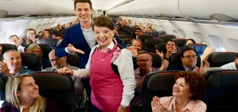 Dünyanın en eski kabin memuru rekor kırdı