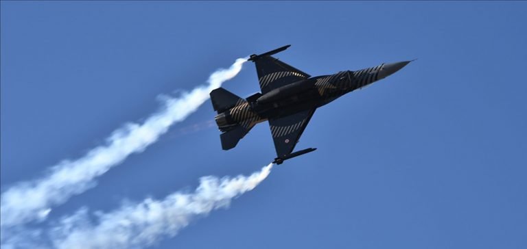 SOLOTÜRK, Isparta’da gösteri uçuşu yaptı